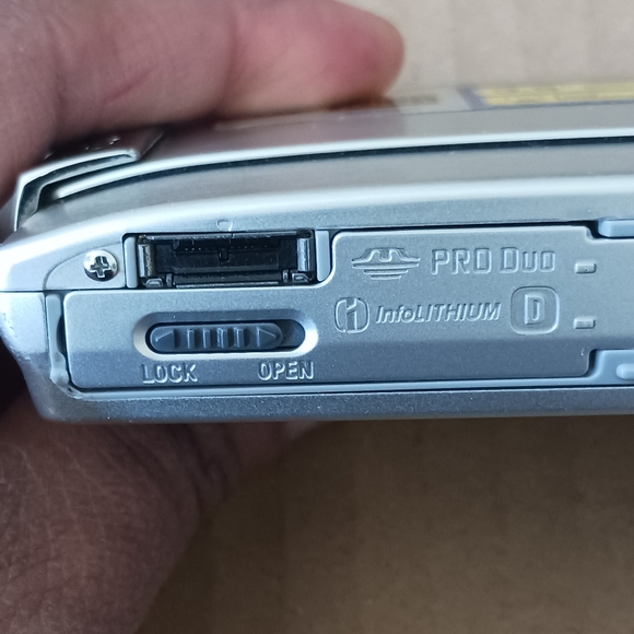 Camera Sony Cybershot Silver Like New 8.1 Mega Pixels - Picture 11 of 16